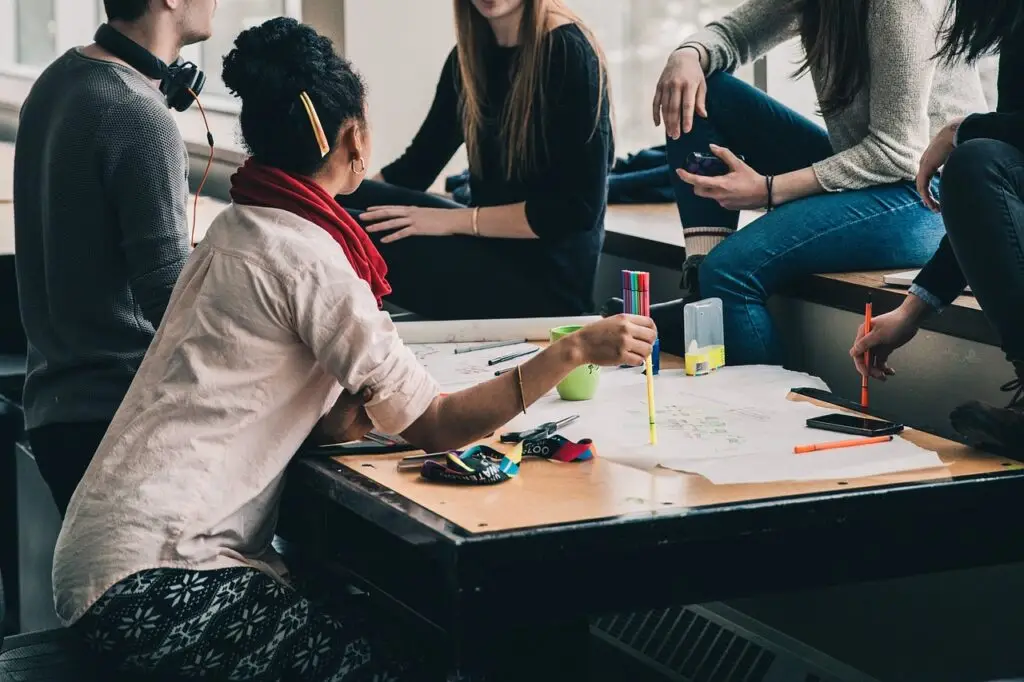 How much do event planners charge?
